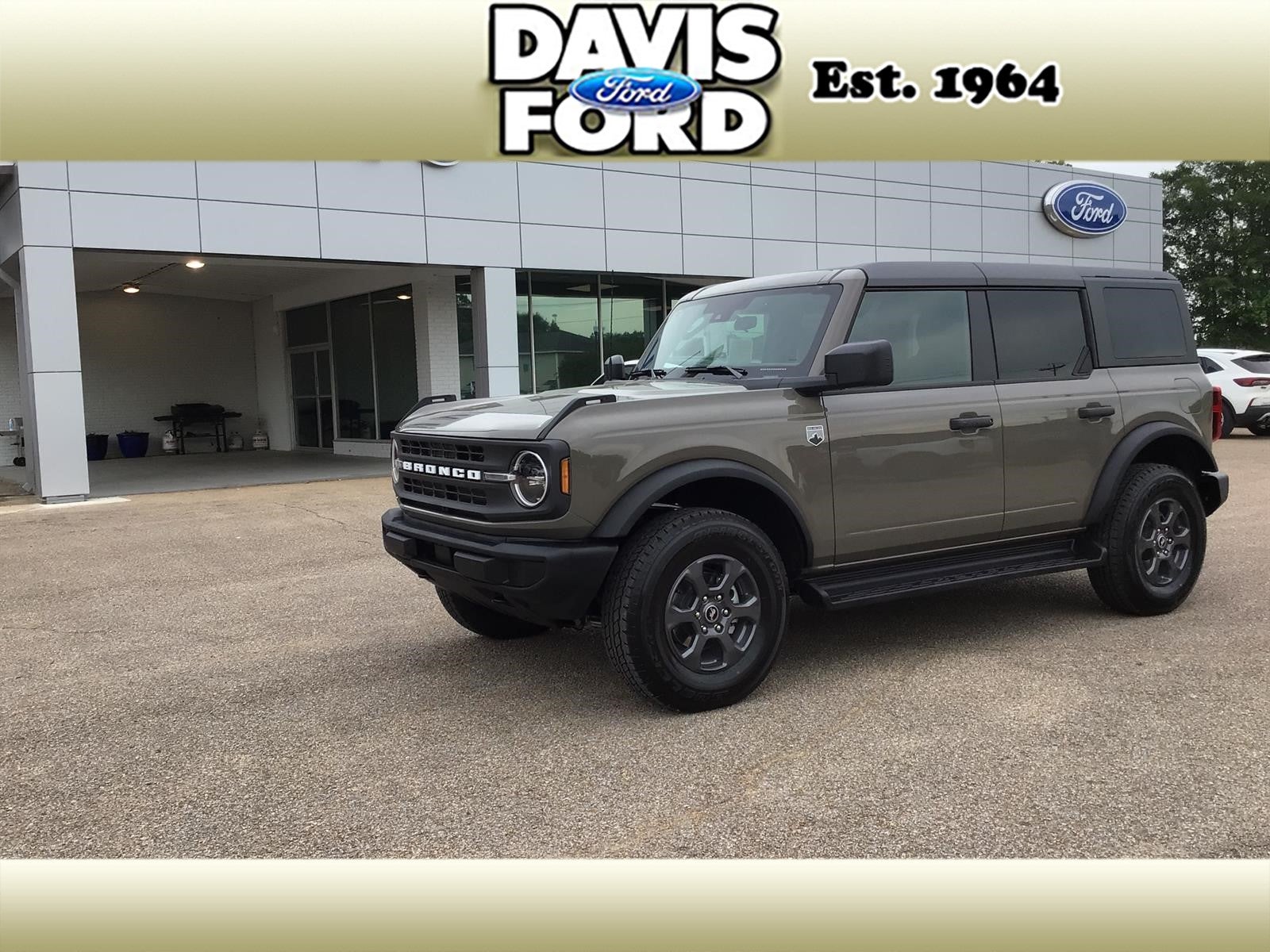 2026 Ford Bronco Big Bend in Marsh Gray T9 — front three-quarter view