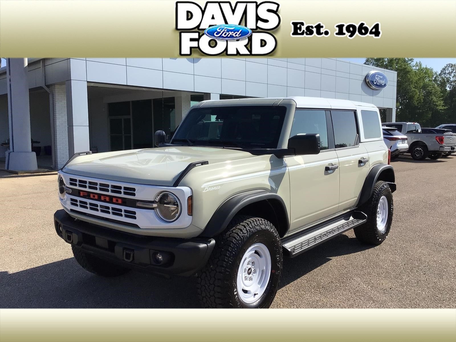 2026 Ford Bronco Heritage Edition in Desert Sand Va — front three-quarter view