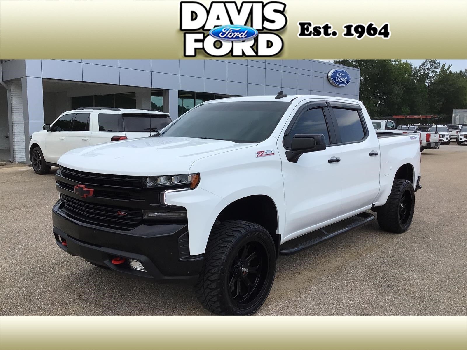 2021 Chevrolet Silverado 1500 LT Trail Boss in White — front three-quarter view